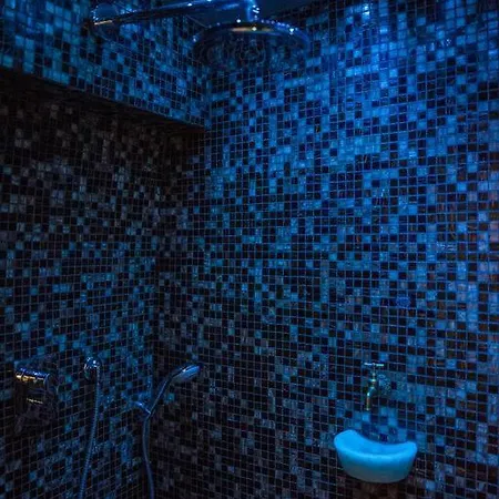 The House With Steam Room, Jacuzzi And Theater View *