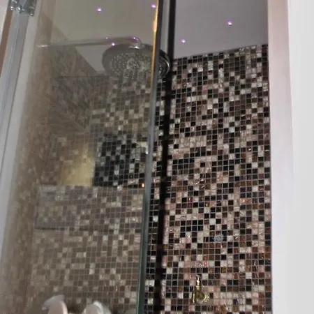 The House With Steam Room, Jacuzzi And Theater View Apartment